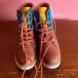Tom’s women’s Mesa boots never worn